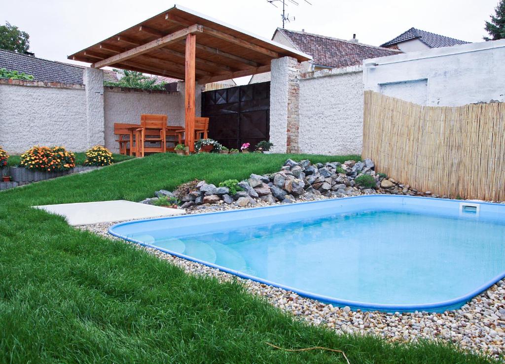 Bazén a zahrada pensionu