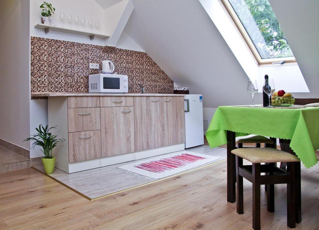 Kuchyňka Apartmá s 1 ložnicí — plně vybavená